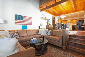 Lovely 4 BDR with Hot Tub Near Golf and Ski Resort